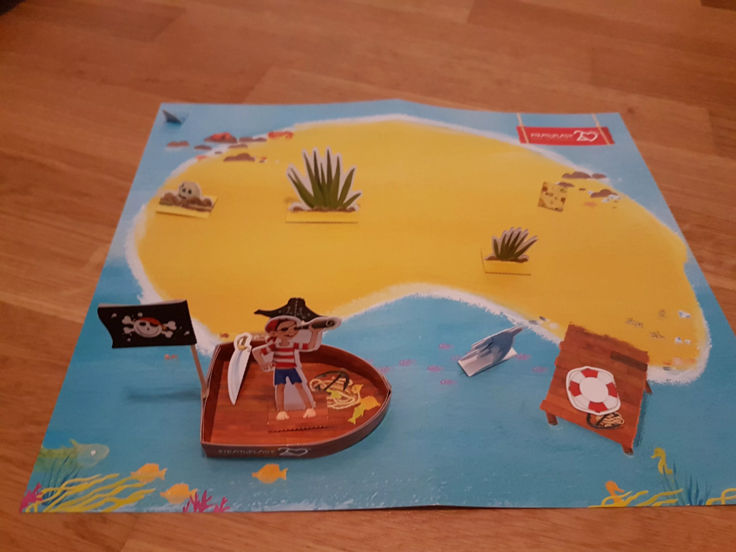 Piratoplast Bastelbogen Piratenjunge legt an Insel an dargestellt in Pappfiguren