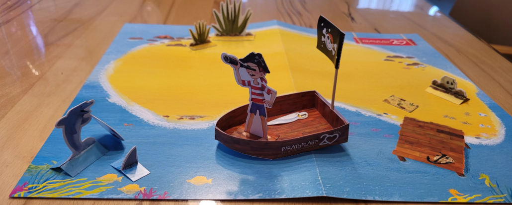Pirateninsel mit dem Piratoplast Bastelbogen auf einem Tisch
