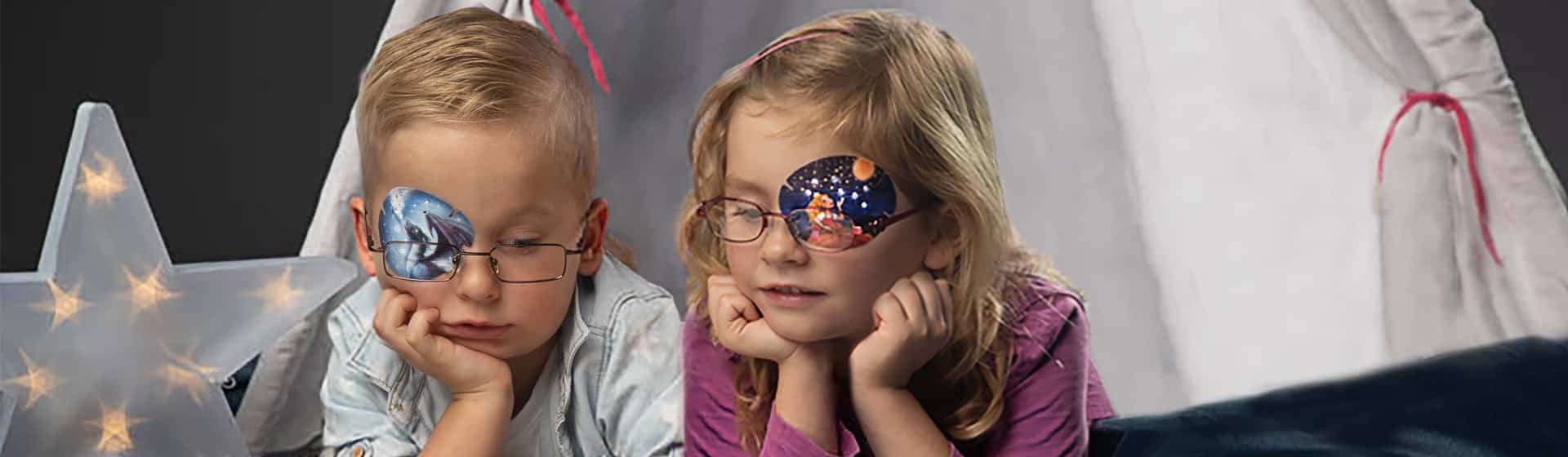 Kinder tragen Augenpflaster mit Funkelsteinen