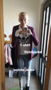 Schmetterlingskinder Clara Outfit: T-Shirt, Strickjacke, weiche Jeans
