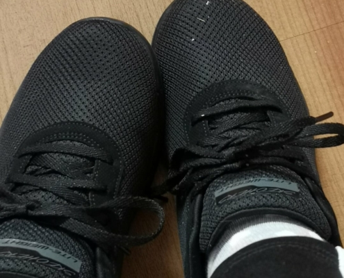 Alltagsschuhe: Schwarze Sneaker für Epidermolysis bullosa