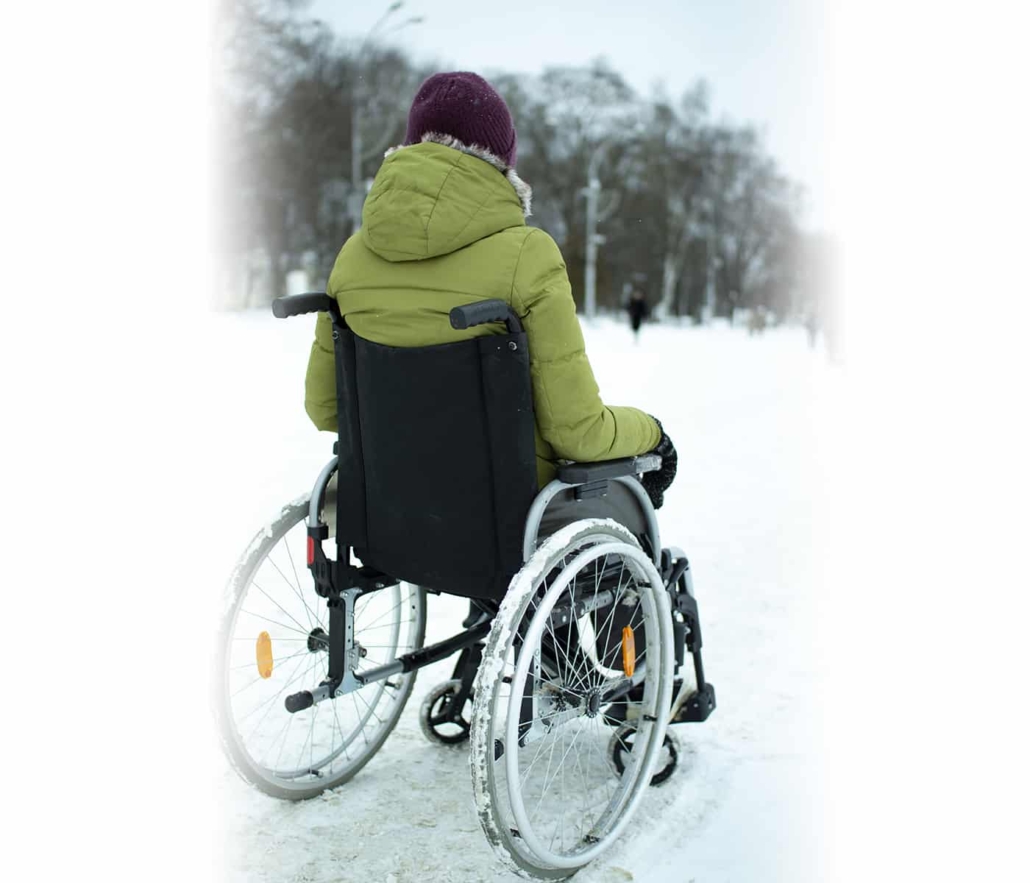 Mädchen im Rollstuhl im Schnee
